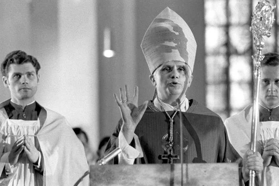 Joseph Ratzinger bei seiner ersten Predigt nach der feierlichen Weihe zum Erzbischof der Erzdiözese München und Freising im Münchner Liebfrauendom im Jahr 1977.