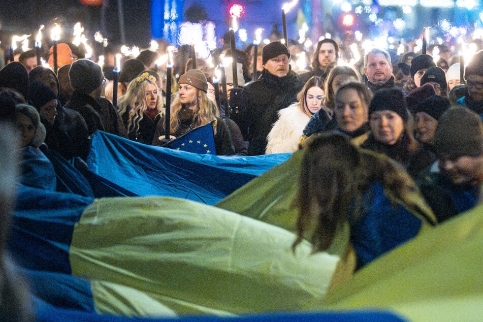 Demonstranten zeigen Solidarität mit der Ukraine