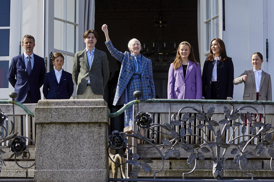 Die ehemalige Königin Margarethe von Dänemark (85, M.) mit König Frederik (57, v.l.), Prinz Vincent (14), Kronprinz Christian, Prinzessin Isabella (18), Königin Mary (53) und Prinzessin Josephine (14).