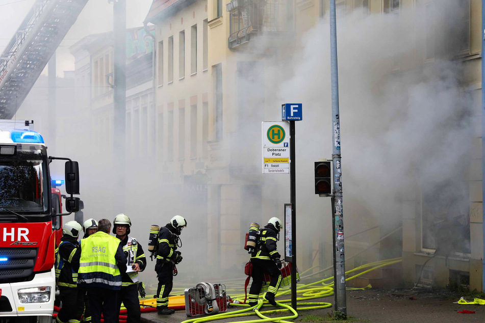 Akku-Reparatur sorgt für Großbrand: Gebäude einsturzgefährdet!