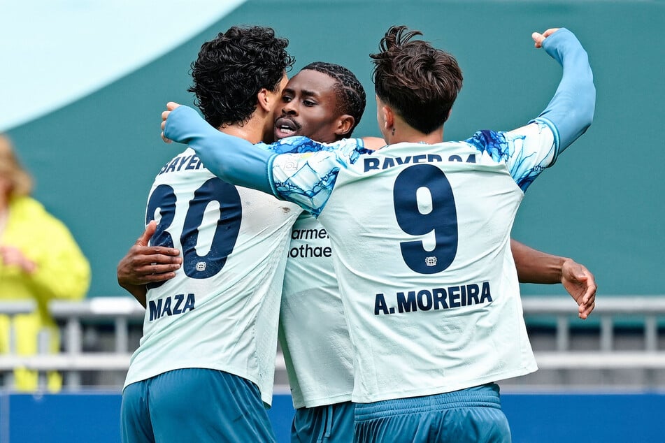 Torschütze Nathan Tella (27, Mitte) jubelt mit den Mannschaftskollegen über seinen Treffer zum 3:0.