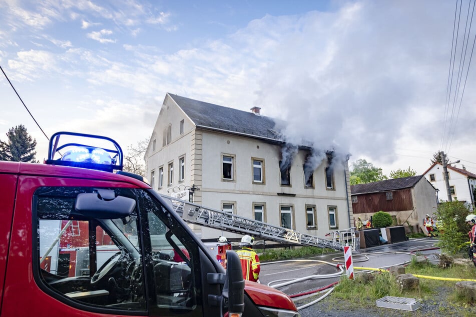 Zwei Personen überlebten einen Wohnungs-Brand in Langenhennersdorf nicht.
