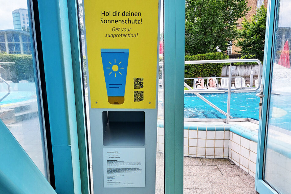 Im Kölner Stadionbad, Ossendorfbad und Agrippabad werden Badegäste ab sofort kostenlos mit hochwertiger Sonnencreme versorgt.