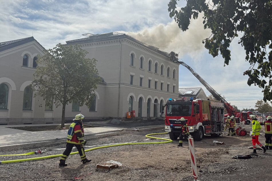 Die Feuerwehr kümmerte sich stundenlang um den Brand auf dem Dach in Wiesau.