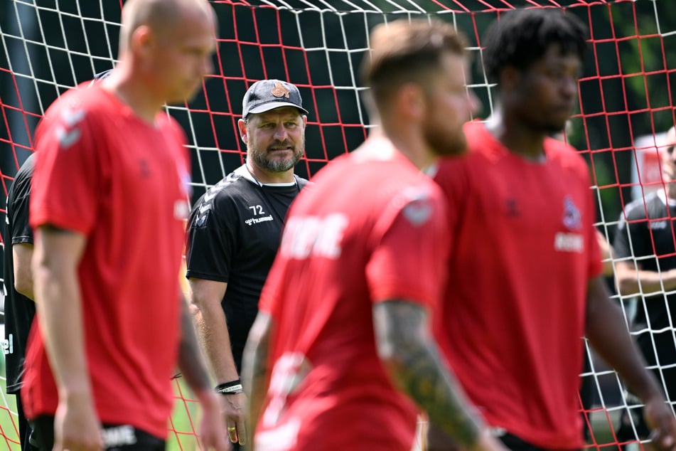 Am gestrigen Donnerstag bereitete Trainer Steffen Baumgart (50) seine Jungs auf das Testspiel vor.