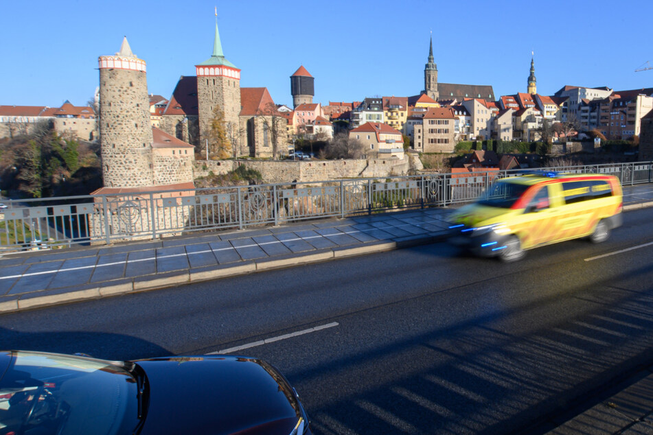 Auf der Bautzner Friedensbrücke feierten auch an diesem Silvester wieder viele Menschen den Jahreswechsel.