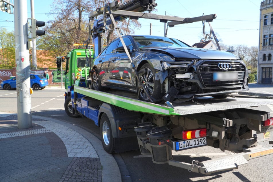 Unfall am Rathaus Leutzsch: E-Audi abgeschleppt, ÖPNV lahmgelegt
