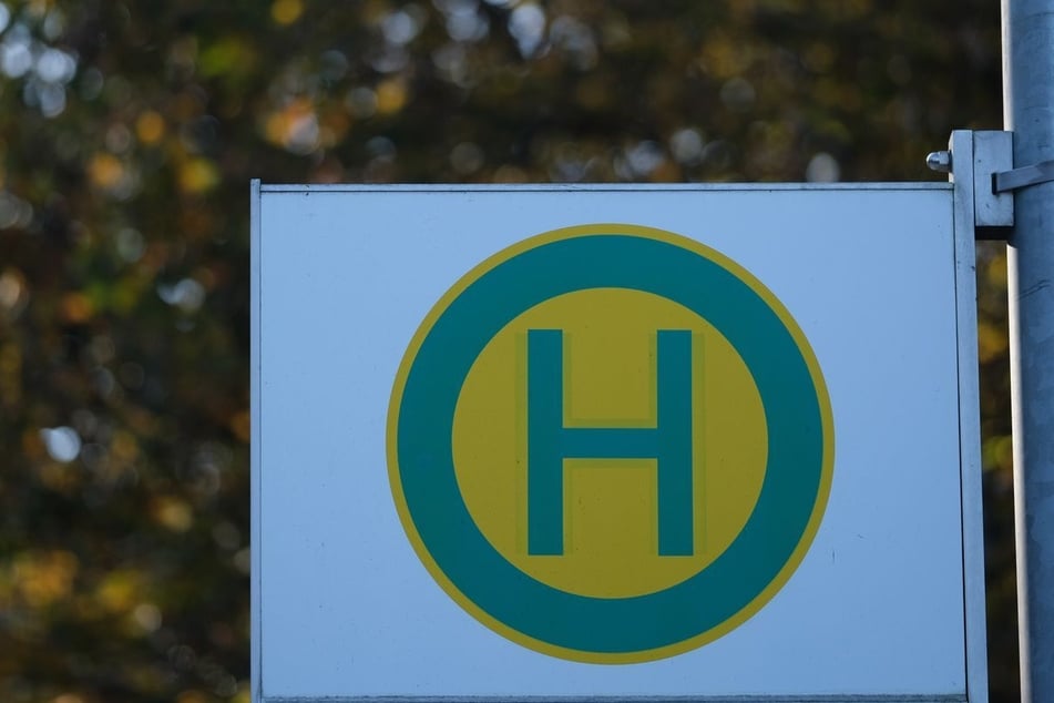 Eine weitere junge Frau (18) wurde in Höhe einer Bushaltestelle abgefangen und zu Boden gedrückt. (Symbolfoto)