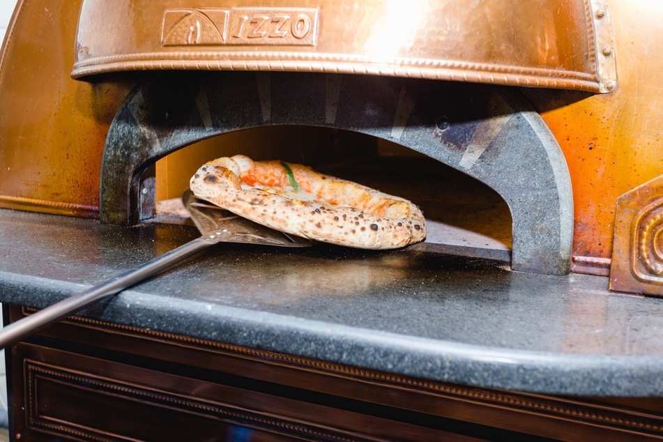 Bei 60 Seconds to Napoli Berlin wird die neapolitanische Pizza Ofen bei 485 Grad für 60 Sekunden gebacken.