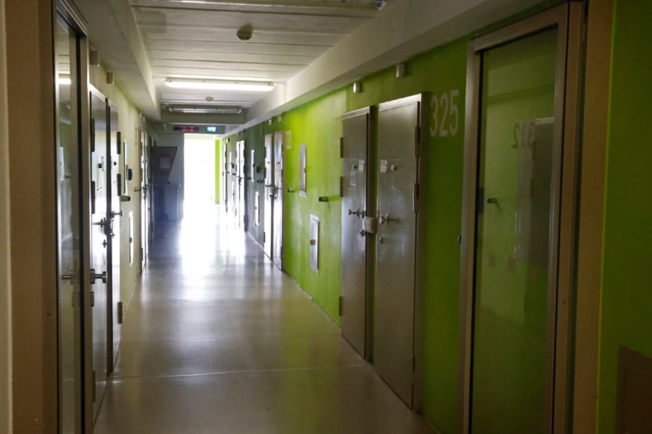 Von den Fluren in der JVA Chemnitz gehen links und rechts die nummerierten Zellen ab.