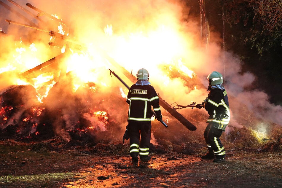 Nicht nur mit Löschwasser, sondern auch mit Mistgabeln sagten Feuerwehrleute den Flammen den Kampf an.