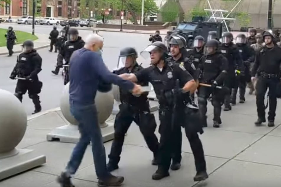 75-jähriger Demonstrant kann nach Polizei-Übergriff nicht laufen