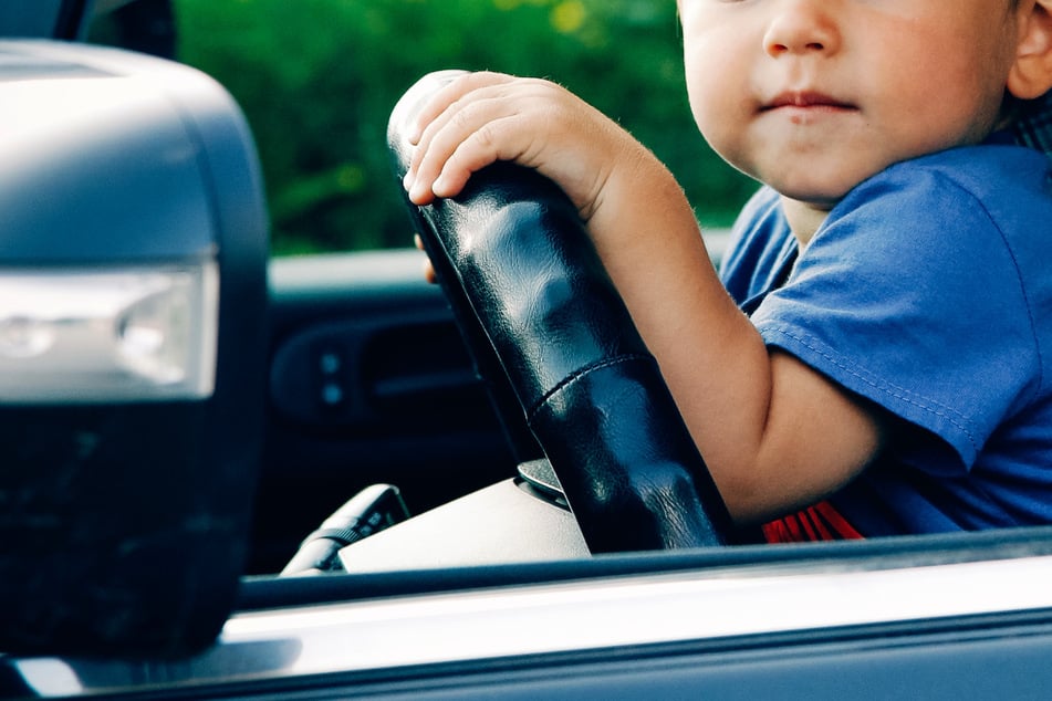 Kurioser Polizeieinsatz auf der A6: Mama hantiert mit Handy, Kind (1) übernimmt Steuer