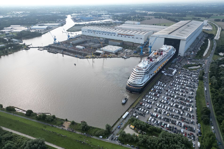 Stück für Stück verlässt der neue Ozeanriese das Baudock der Meyer Werft.