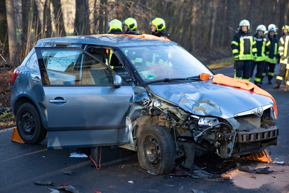 Am Škoda Fabia des 83-Jährigen sind Auswirkungen des schweren Aufpralls erkennbar.