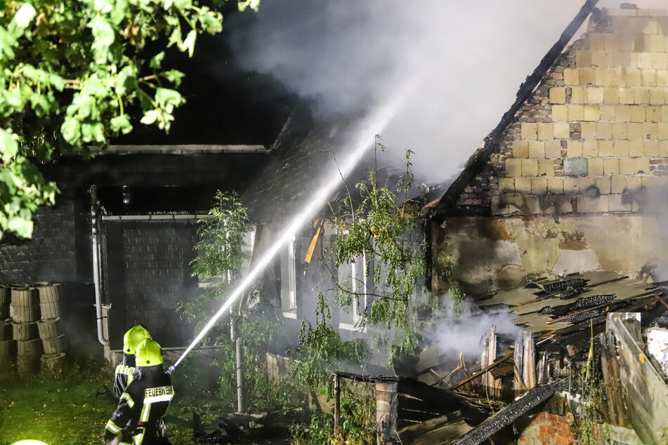 Die Flammen griffen auch auf ein Wohnhaus über, zerstörten das Dach.
