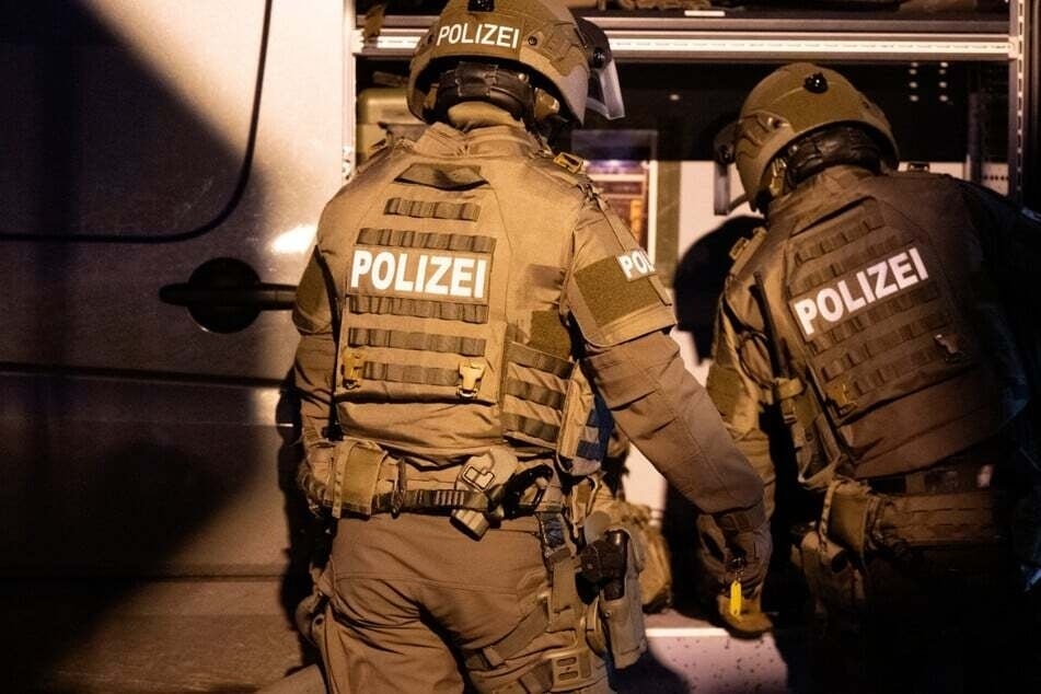 Auch Spezialeinheiten des LKA waren im Einsatz. Zwei Wohnungen wurden durchsucht und ein junger Mann in Gewahrsam genommen. (Symbolbild)