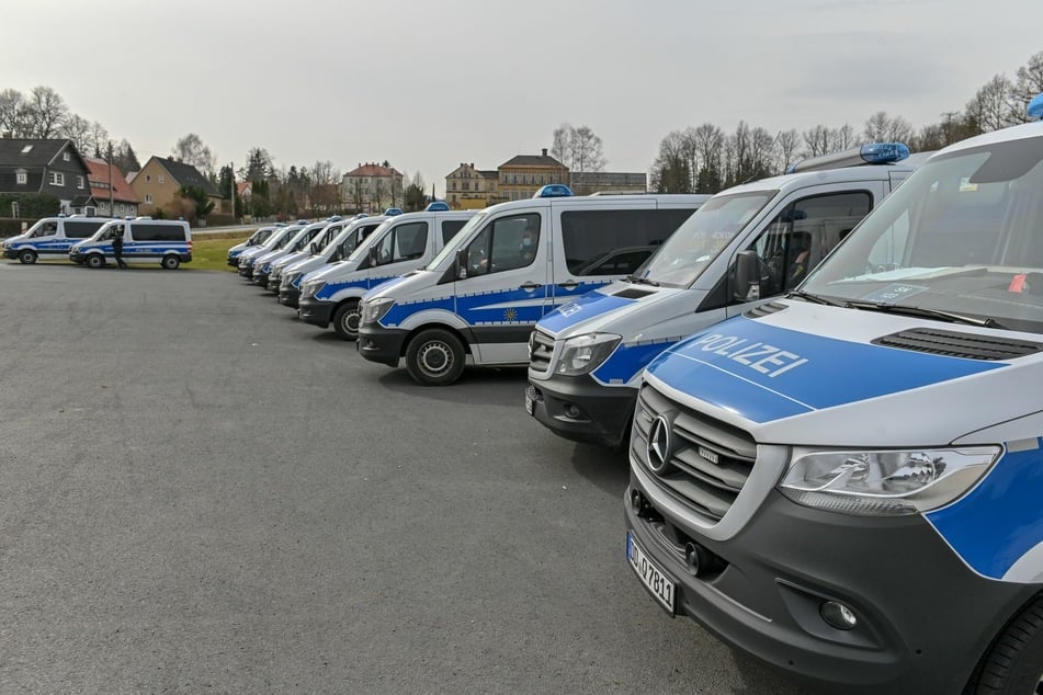 Die Polizei sicherte mit etlichen Einsatzfahrzeugen den Platz in Großschönau ab, in dem der Autokorso landen sollte.
