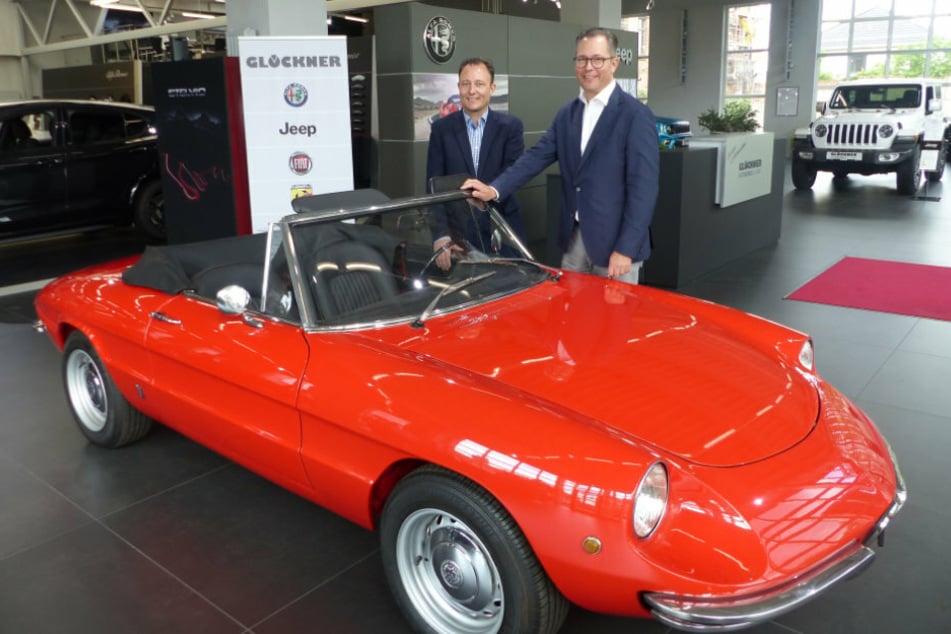 Nikolaus (43, l.) und Adrian Glöckner (46) verkaufen jetzt auch Jeep und Alfa Romeo in Leipzig.