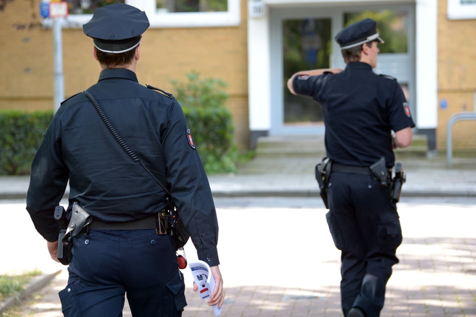Auf der Suche nach möglichen Zeugen verteilen Polizisten Fahnungsblätter mit einem Zeugenaufruf. (Symbolbild)