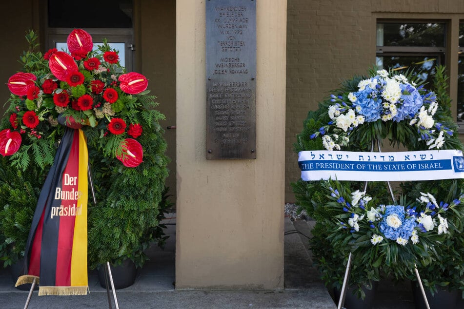 Am 50. Jahrestag des Attentats von München sind Gedenkkränze in Fürstenfeldbruck zu sehen. Die Hinterbliebenen der israelischen Opfer haben sich erst vor wenigen Tagen mit der Bundesregierung auf eine Entschädigungszahlung geeinigt.