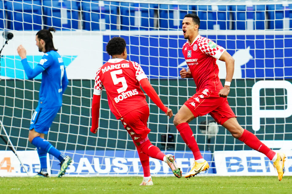 Jubel beim 1. FSV Mainz 05 und Robert Glatzel (r.): Der selbsternannte Karnevalsverein feierte im Abstiegskampf einen ganz wichtigen Dreier.