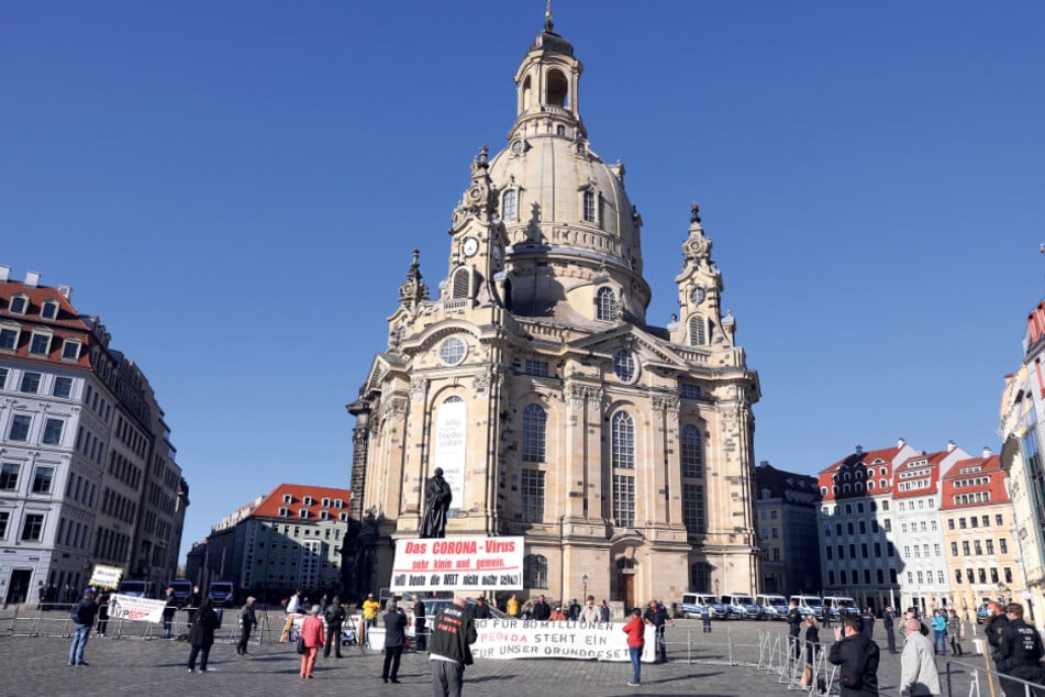 Im abgesperrten Bereich vor der Frauenkirche konnten die 15 Pegidisten genug Abstand halten.