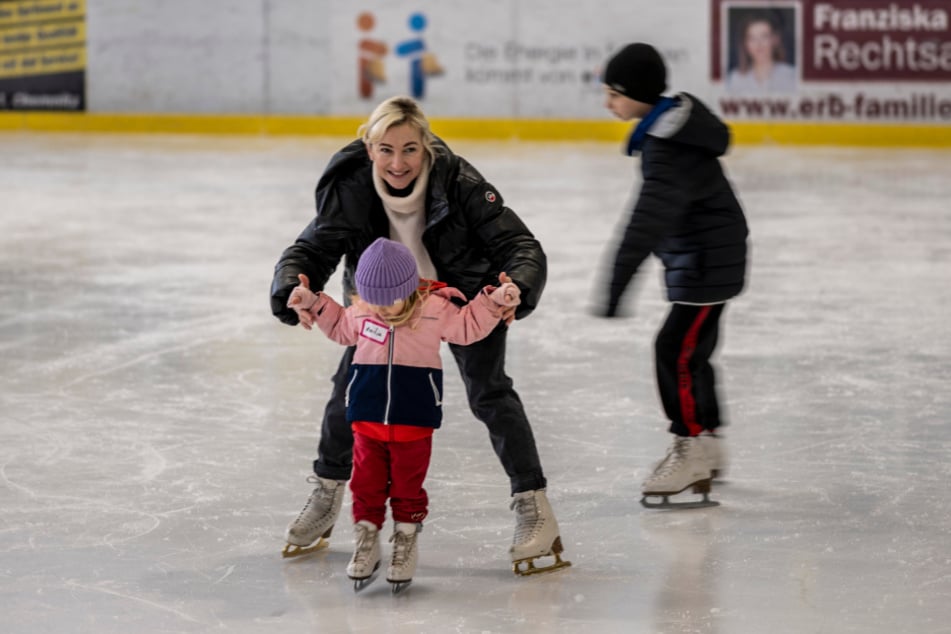 Am Sonntag kurvte Aljona Savchenko gut gelaunt mit Töchterchen Amalia (3) über die Eisfläche im Eissportzentrum am Küchwald.
