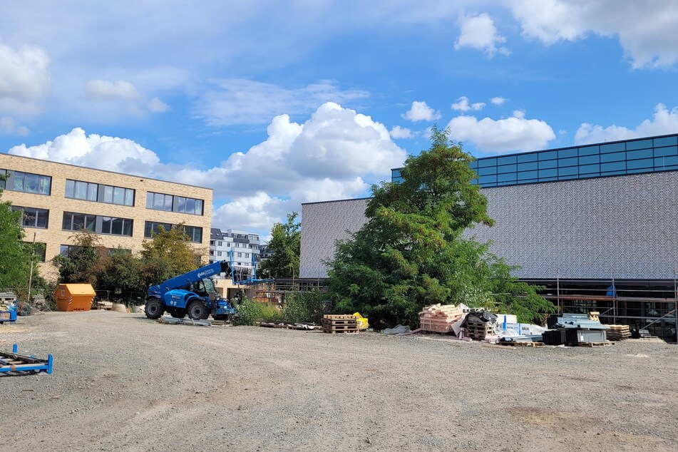 Neben dem neuen Schulgebäude wird auch eine Sporthalle gebaut.