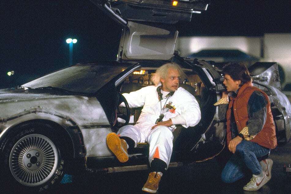 Marty McFly (Michael J. Fox, 65) und Dr. Emmett Brown (87) reisen mit einem DeLorean "Zurück in die Zukunft".