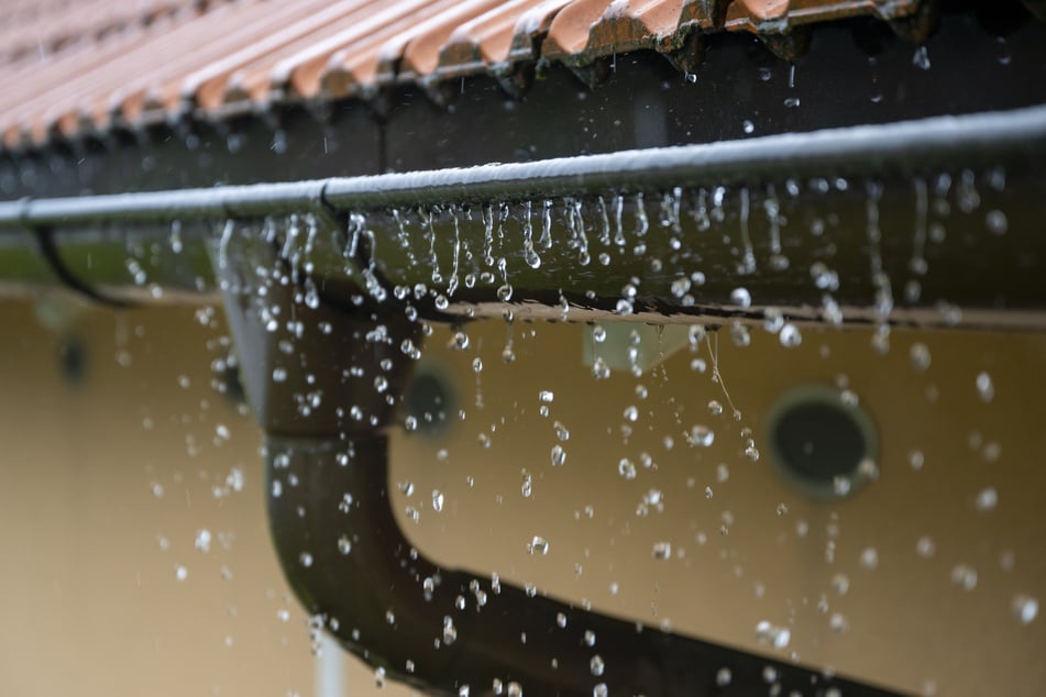 Die Handwerker erzählten ihrem Opfer (74), dass das Haus eine kaputte Dachrinne habe. (Symbolfoto)