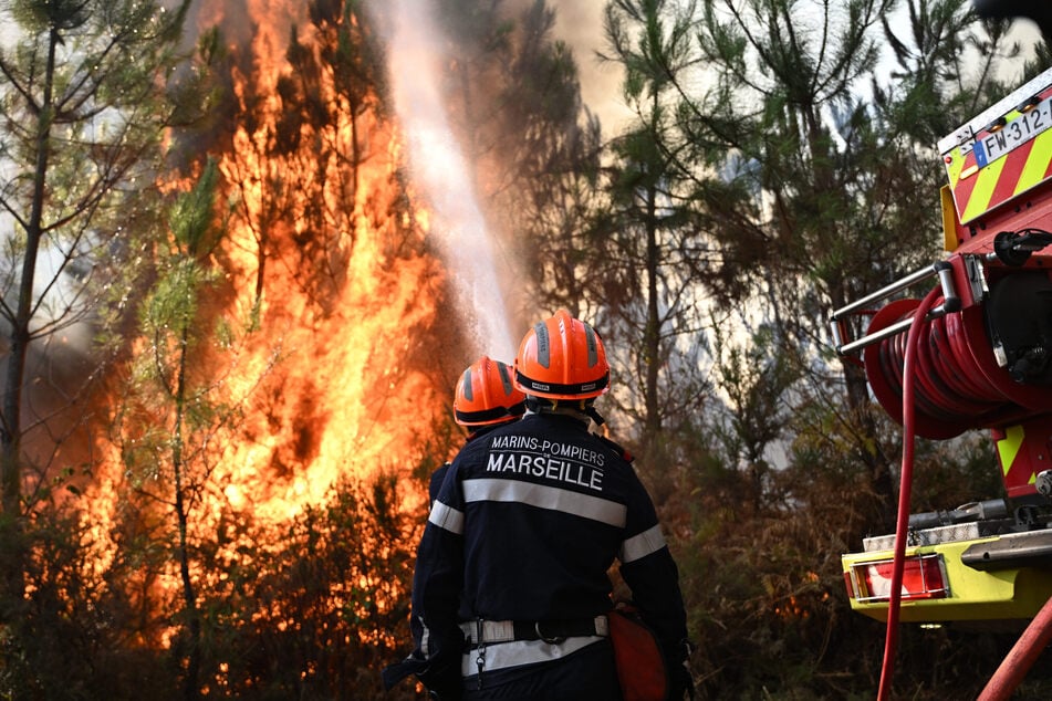 Einsatzkräfte versuchen seit Wochen gegen die Waldbrände in Frankreich anzukämpfen.
