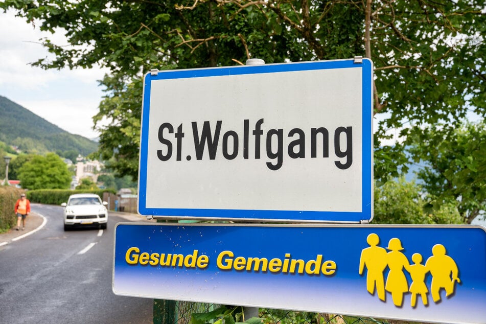 Das Ortsschild von St. Wolfgang. Mit Hunderten von Tests haben Behörden auf einen Corona-Ausbruch im beliebten oberösterreichischen Touristenort St. Wolfgang reagiert.