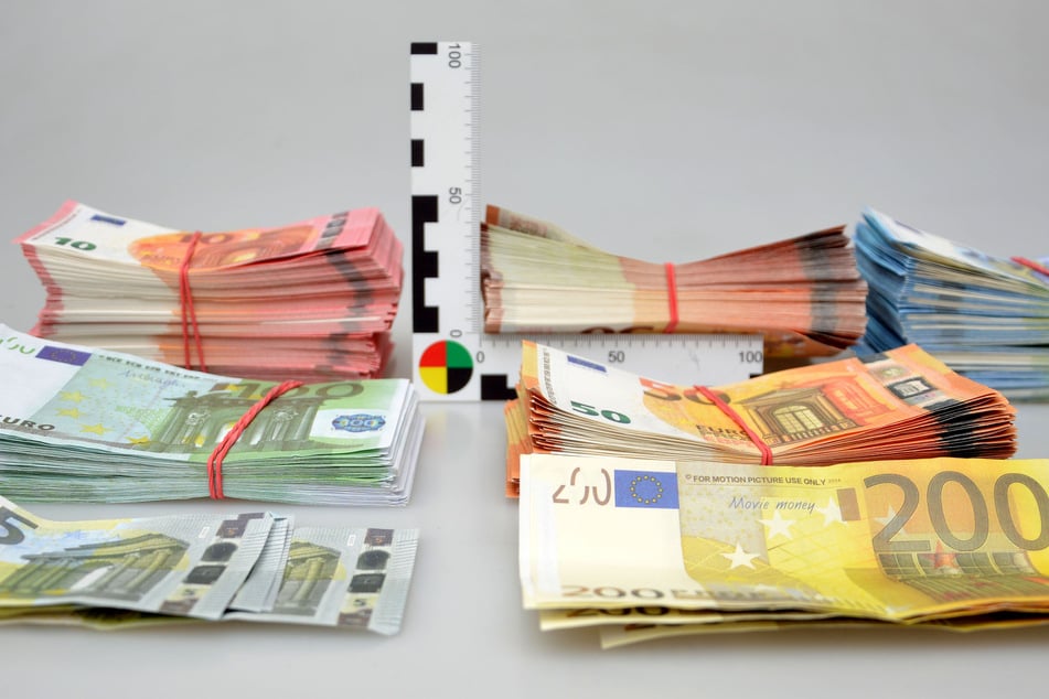 Blöd gelaufen: Mann bietet Falschgeld in Chat an, Polizei liest mit