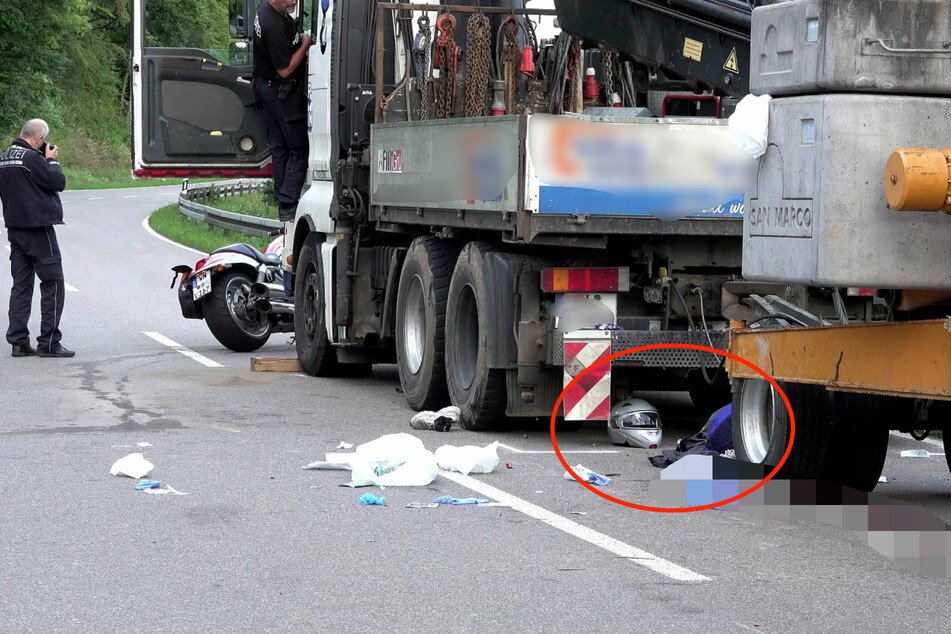 Motorradfahrer von Laster überrollt und mitgeschleift: 56-Jähriger schwer verletzt