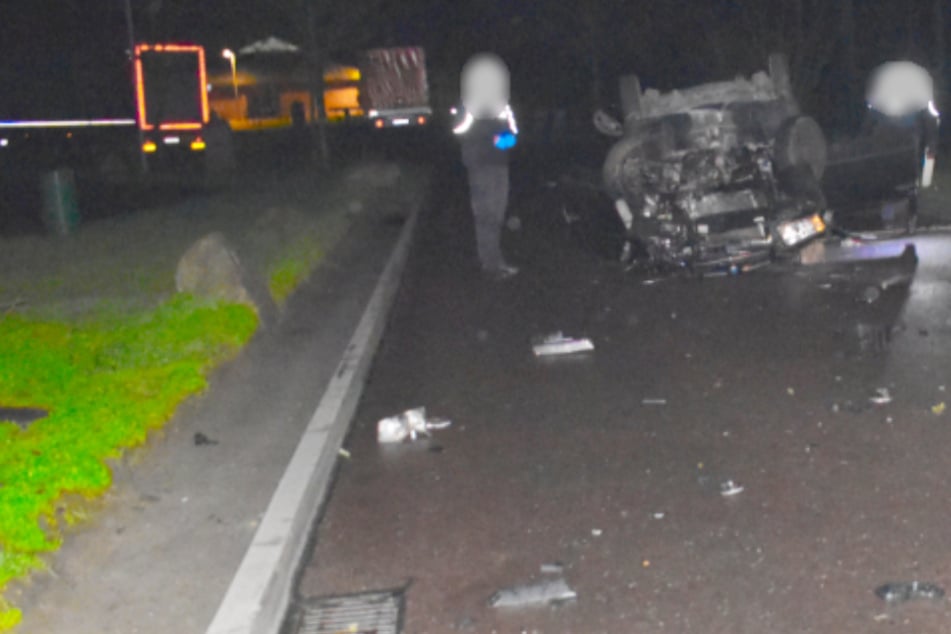 Unfall A2: Sturzbetrunkener Skoda-Fahrer rast auf Autobahn-Parkplatz, kracht gegen Stein und überschlägt sich