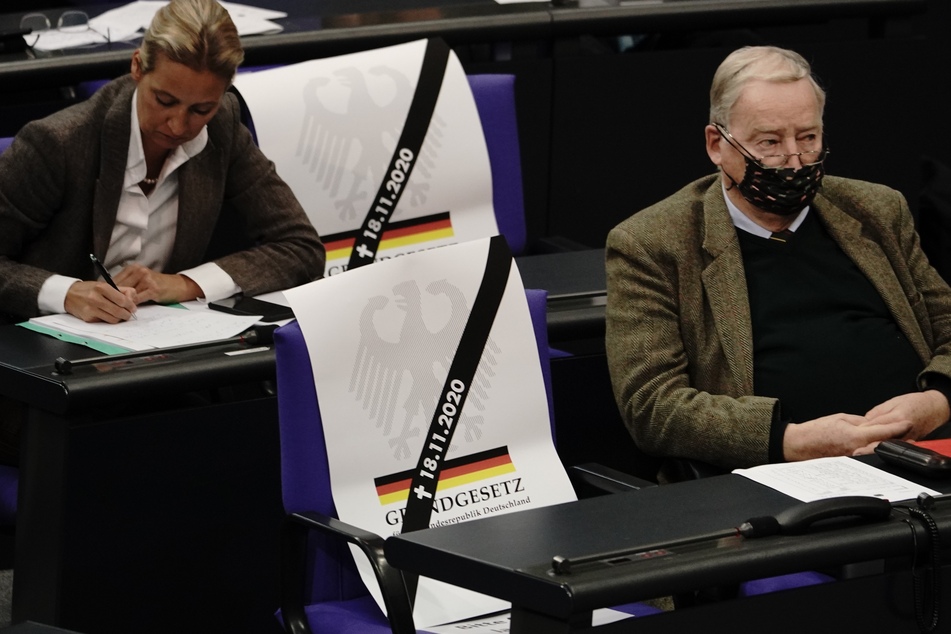 Während Bundesgesundheitsminister Jens Spahn (CDU) zu einer Rede im Bundestag ansetzte, holte die AfD-Fraktion ihre Plakate raus.