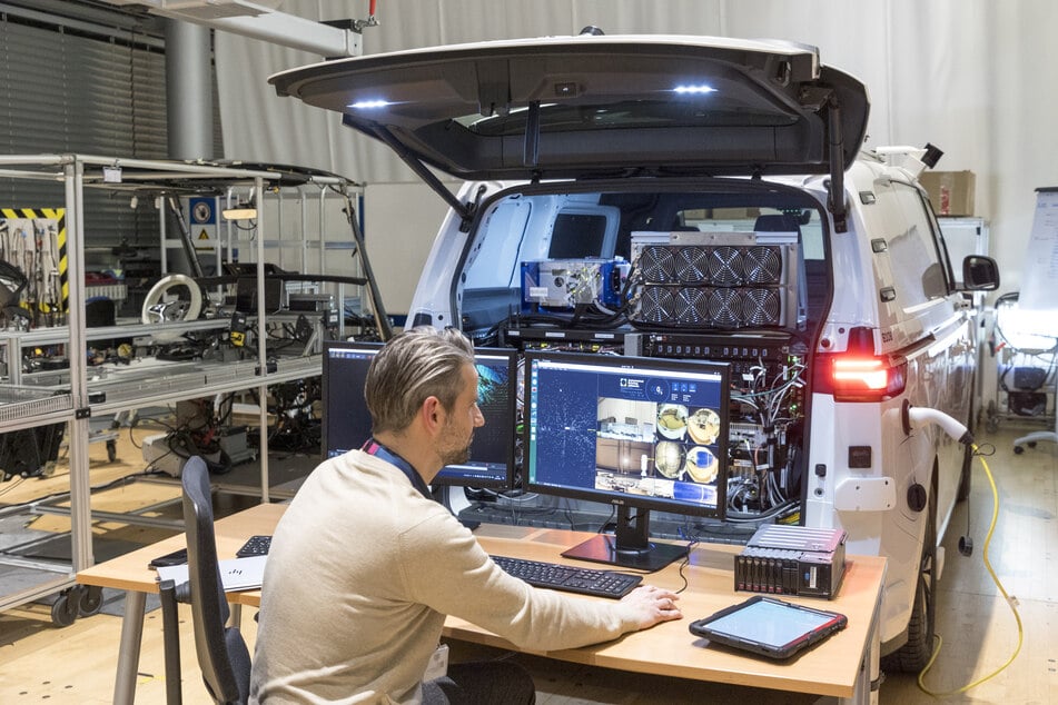 In der Gläsernen Manufaktur in Dresden wird ein Kleinbus für das autonome Fahren vorbereitet.