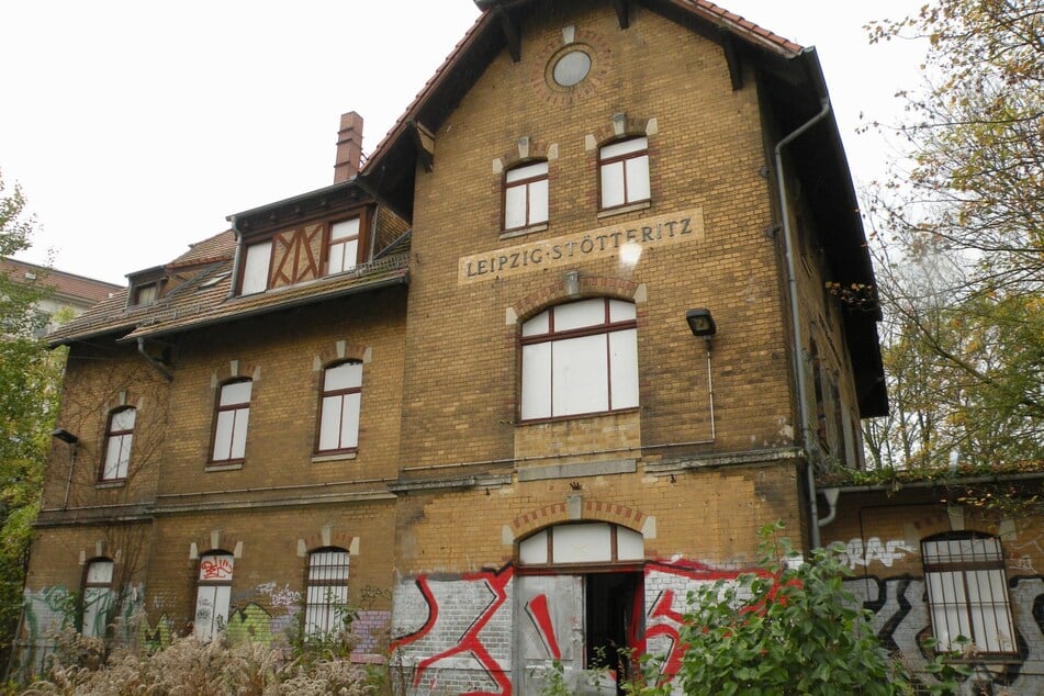 Das alte Bahnhofsgebäude in Stötteritz liegt seit Jahren im Dornröschenschlaf - und es ist kein Ende in Sicht!
