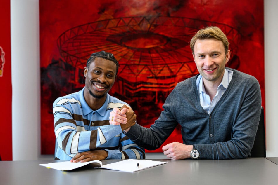 Bayer-Sportchef Simon Rolfes (44, r.) hat den Vertrag mit Nathan Tella (26) um drei Jahre verlängert.