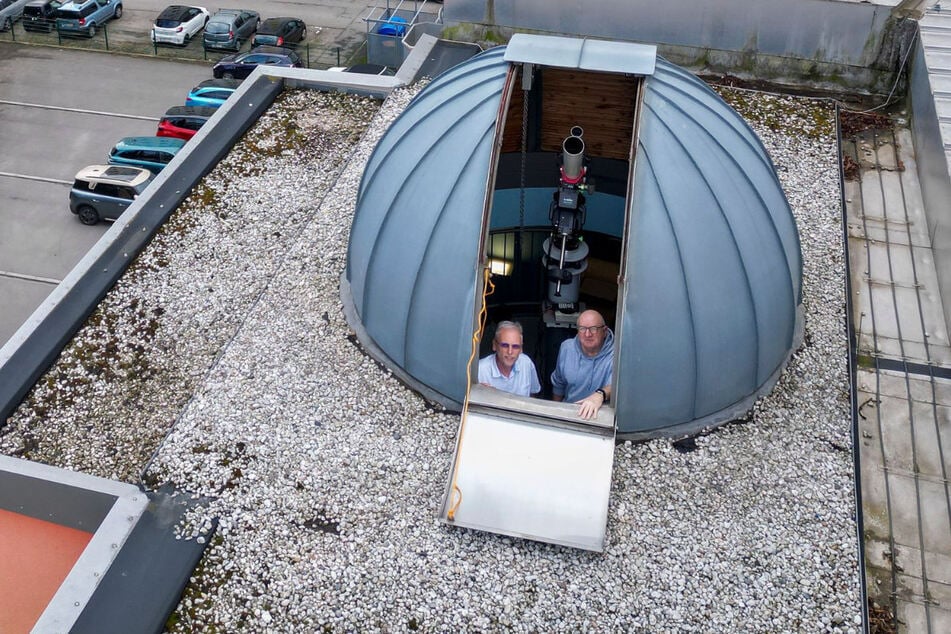 Thomas Weisbach (l.) und Physiklehrer Ekhardt Preuß nehmen die Sternwarte in Morgenleite wieder in Betrieb.