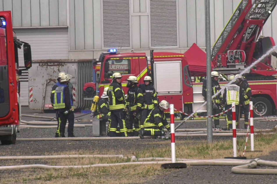 Die Kameraden der Feuerwehr löschen den Brand in Troisdorf-Sieglar.