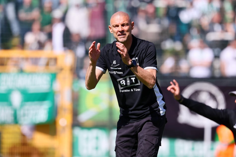 Alexander Schmidt (57) bejubelte den nächsten Testsieg seiner BSG. (Archivbild)