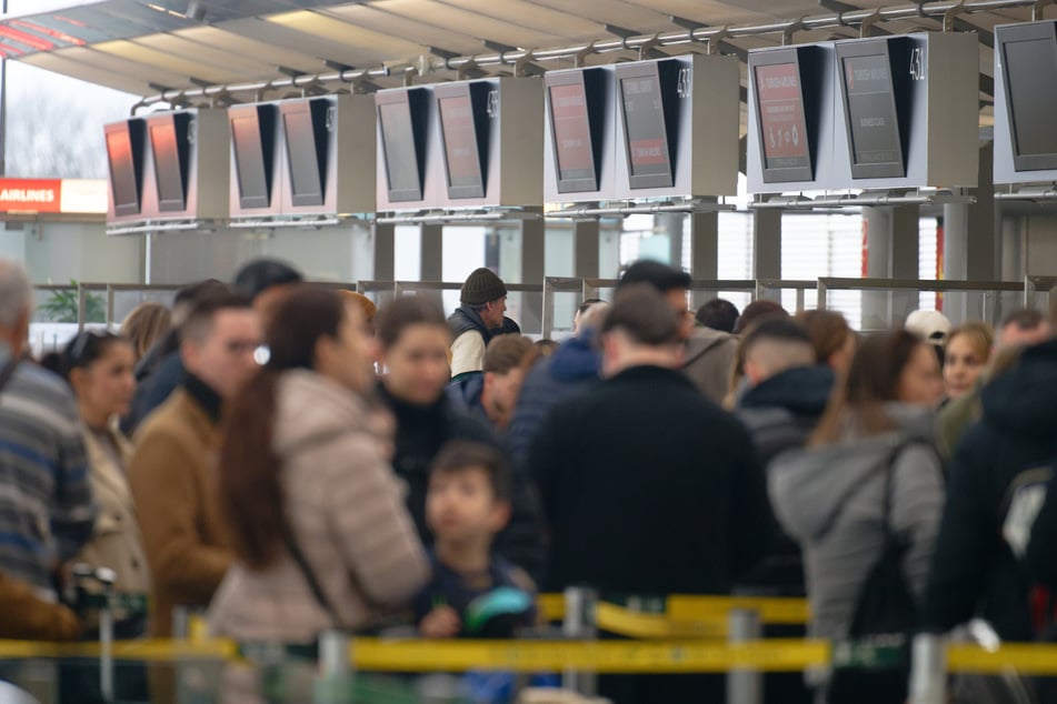 Köln: Technische Störung am Kölner Flughafen: Passagiere brauchen starke Nerven