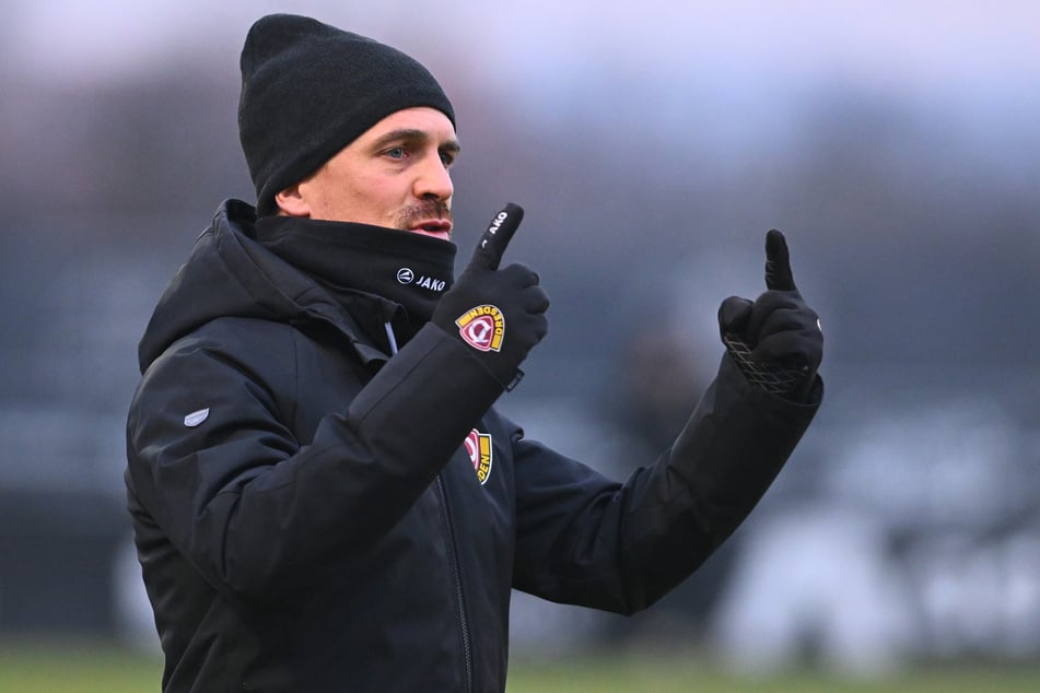 Thomas Stamm (42) zeigt's an: Mit Dynamo soll es weiter bergauf gehen.