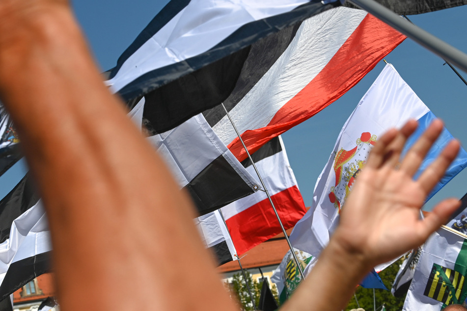 Reichsflaggen werden bei einer "Reichsbürger"-Kundgebung in Magdeburg im vergangenen Jahr hochgehalten.
