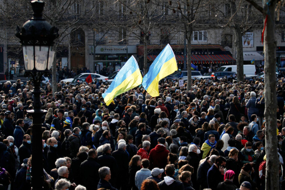 Zahlreiche Menschen versammelten sich am Samstag in Paris, um gegen den Ukraine-Krieg zu protestieren.