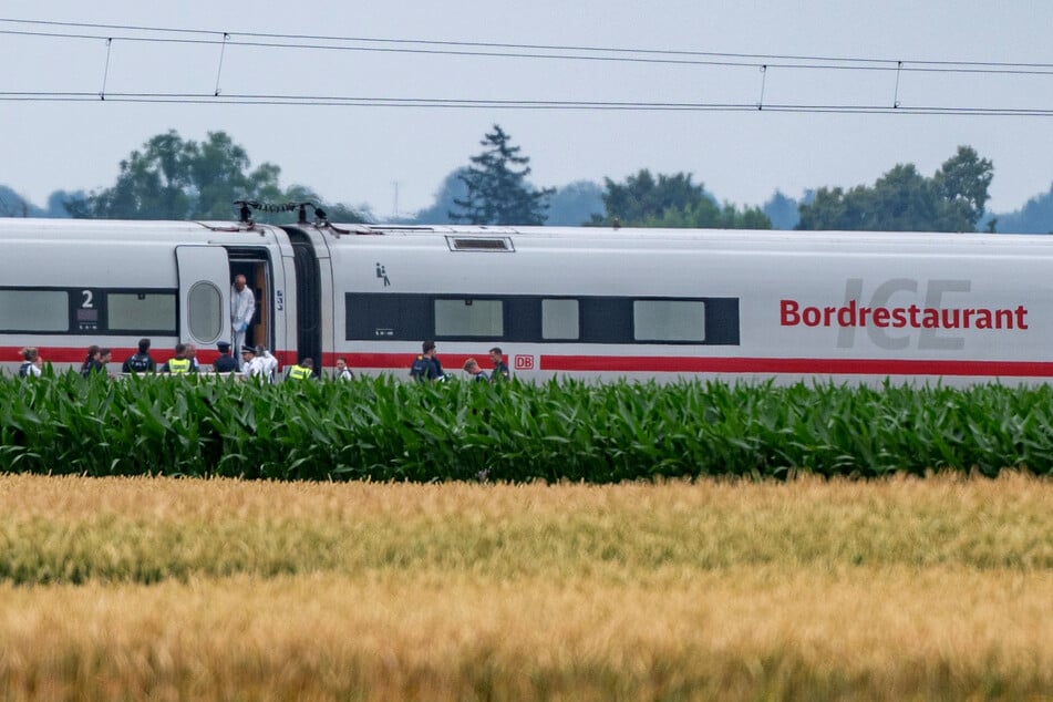 In einem ICE in Niederbayern hat ein Mann mehrere Reisende angegriffen. Fahrgäste konnten ihn überwältigen.