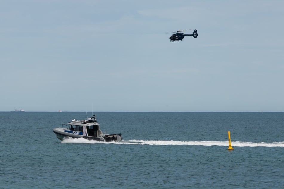 Auch ein Helikopter war bei der Suche nach dem Schwimmer im Einsatz.
