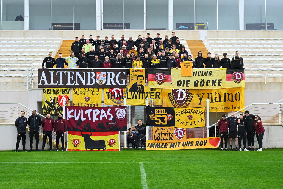 Gruppenbild mit Mannschaft: Vor dem Testspiel gegen Kaiserslautern kamen die mitgereisten Dynamo-Anhänger auf ihre Kosten und durften sich mit ihren Lieblingen ablichten lassen.